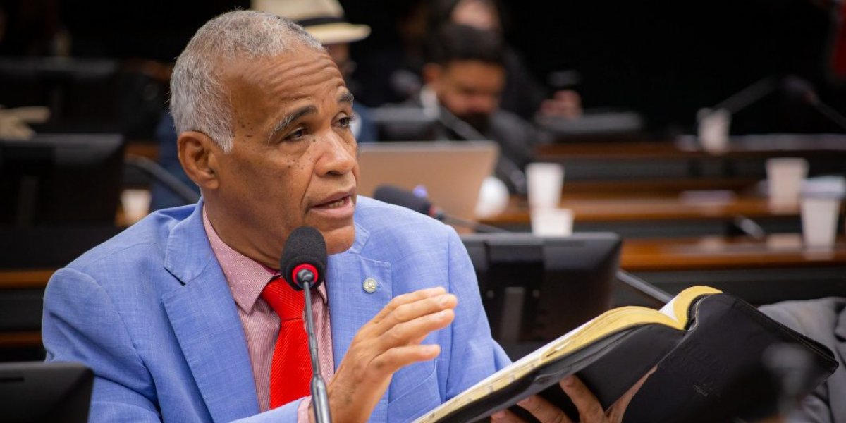 Deputado Pastor Isidório em discurso