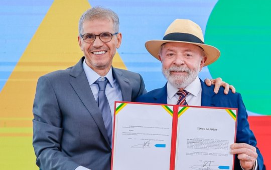 Governo Lula responde à tarifa de Trump com campanha que opõe Lula a Bolsonaro