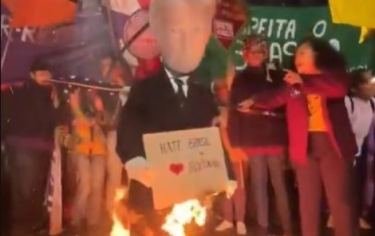 Manifestantes botam fogo em boneco de Trump durante ato na Avenida Paulista