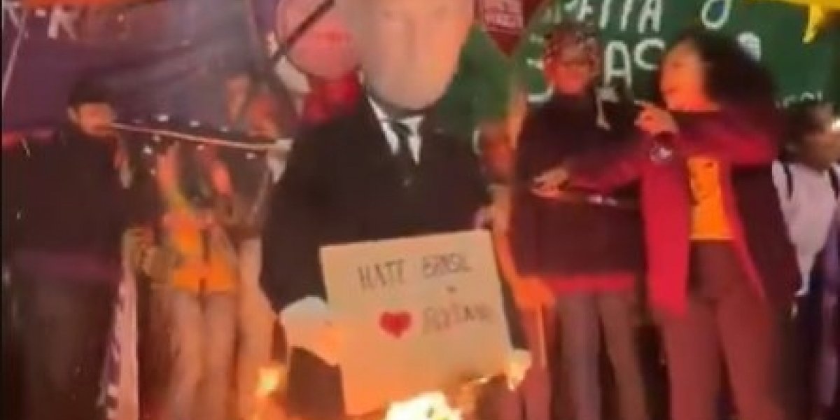 Manifestantes ateiam fogo em boneco de Donald Trump, presidente dos Estados Unidos