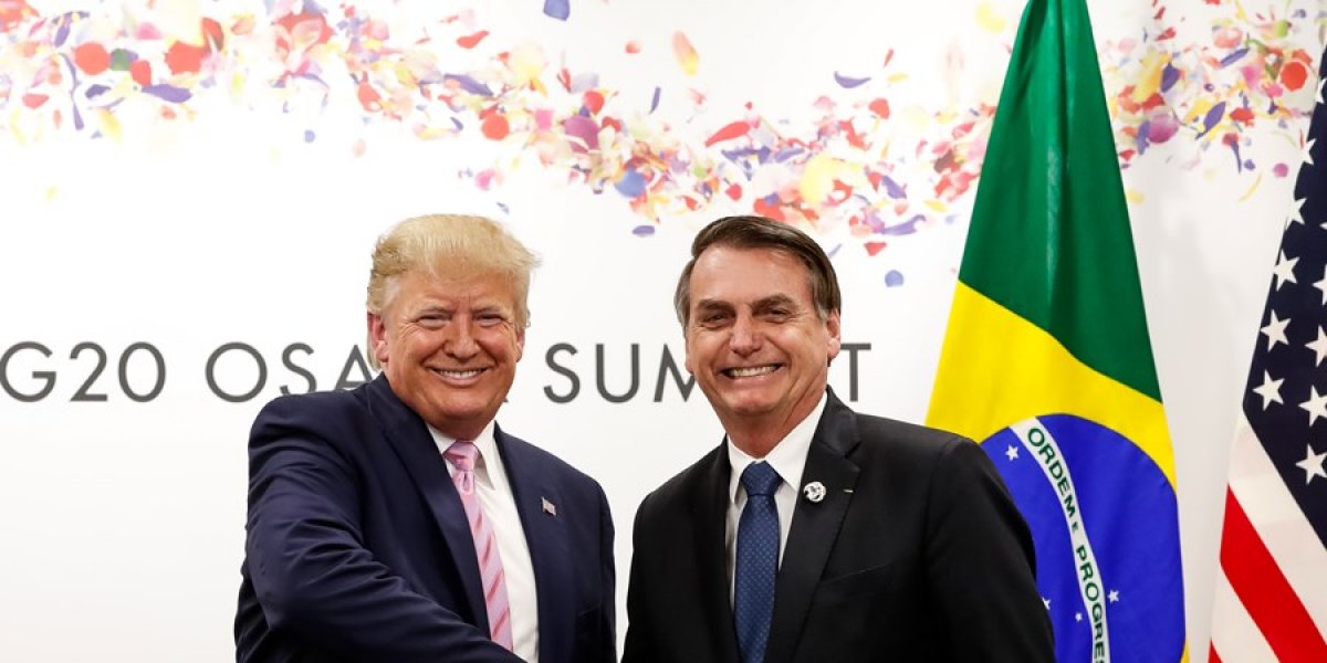 Bolsonaro e Trump apertando as mãos