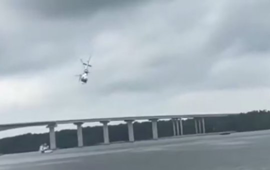 Helicóptero cai no mar durante treinamento na Malásia; cinco pessoas são resgatadas com vida