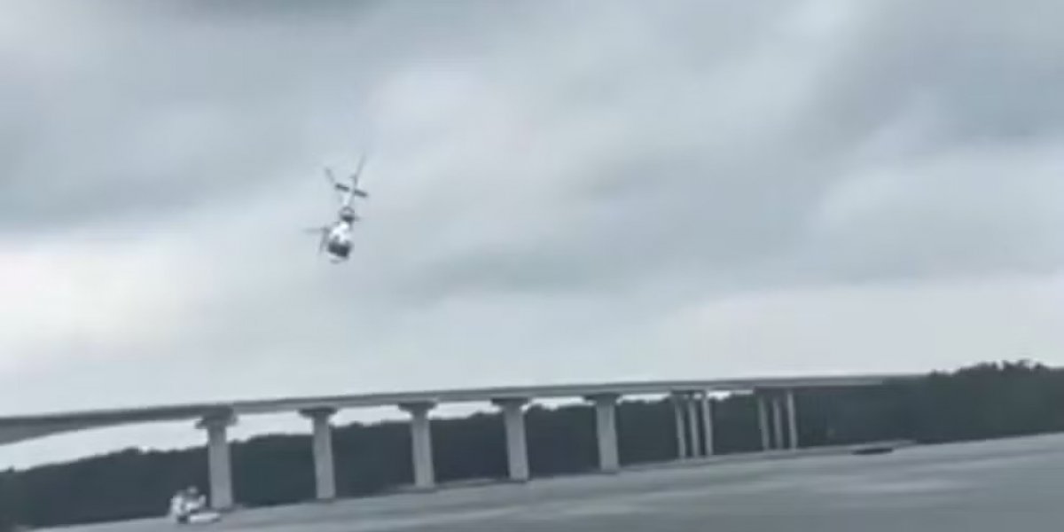 Helicóptero cai no mar durante treinamento na Malásia; cinco pessoas são resgatadas com vida