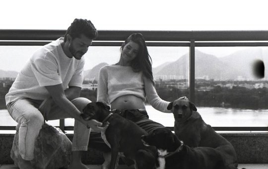 Camila Queiroz e Klebber Toledo anunciam gravidez do primeiro filho