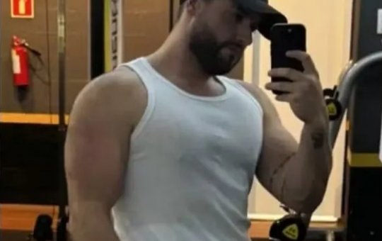 Jovem quebra a perna ao fazer exercício de agachamento com 140kg