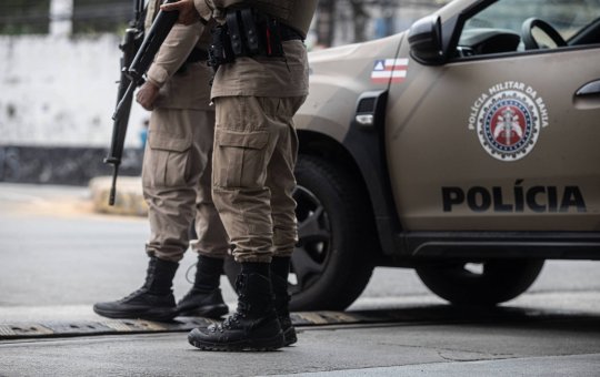 Polícia Militar realiza operação contra facções no bairro do Lobato em Salvador