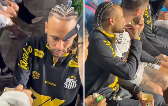 Após ser substituído, Neymar come pipoca e assiste jogo do Santos no banco de reservas