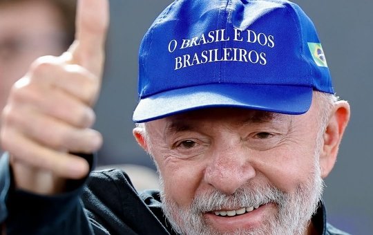 Lula em foto com boné escrito "O Brasil é dos brasileiros"