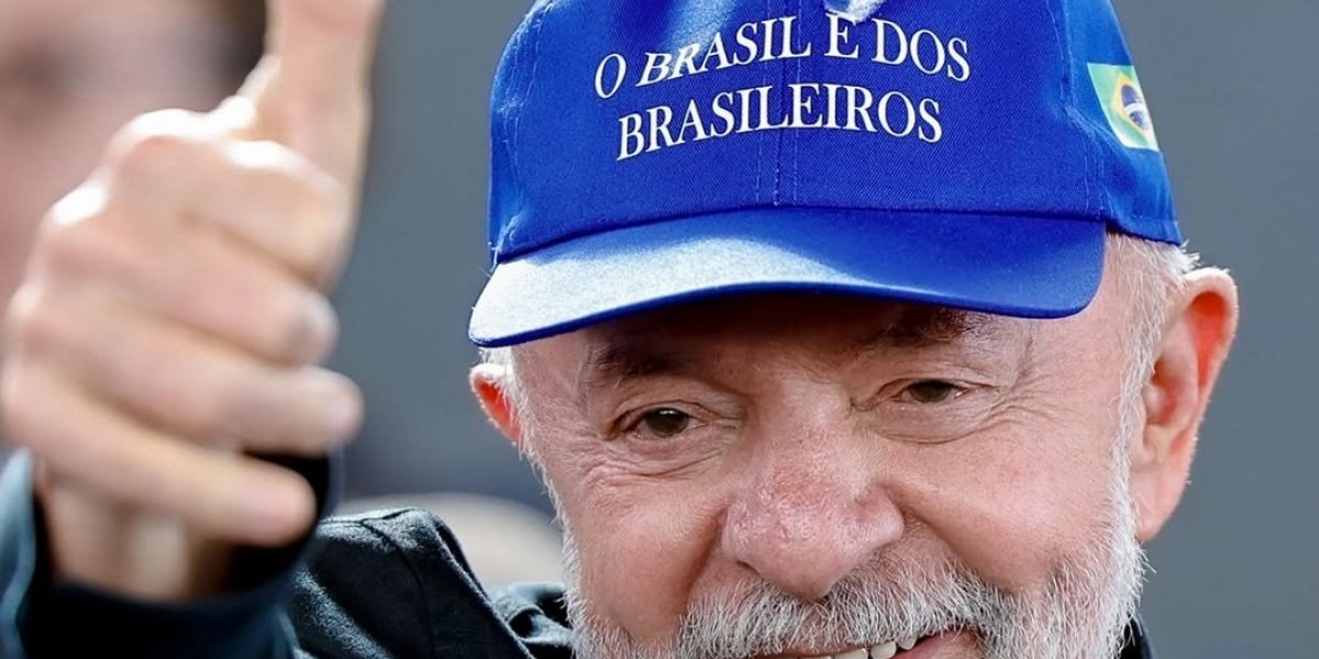 Lula em foto com boné escrito "O Brasil é dos brasileiros"