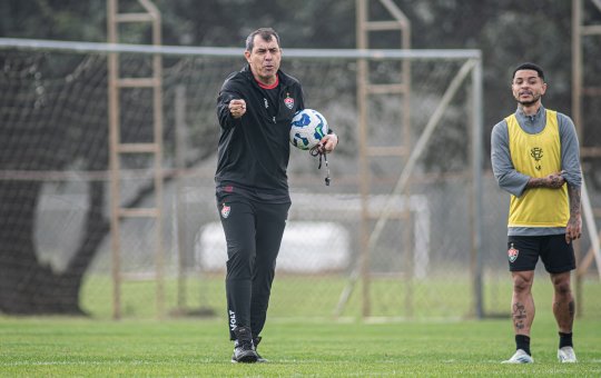 Vitória relaciona 23 jogadores para partida contra o Internacional neste sábado (12); confira os atletas