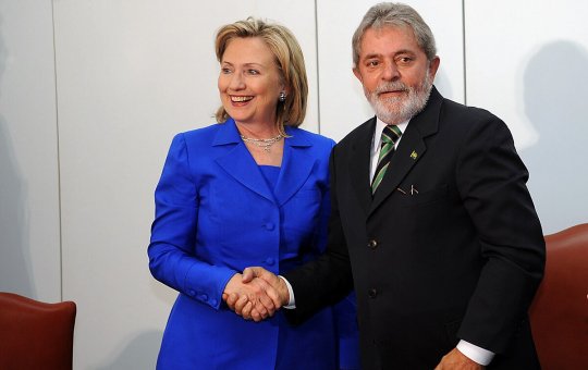 Hillary Clinton critica Trump por taxar Brasil: “Está defendendo amigo corrupto”