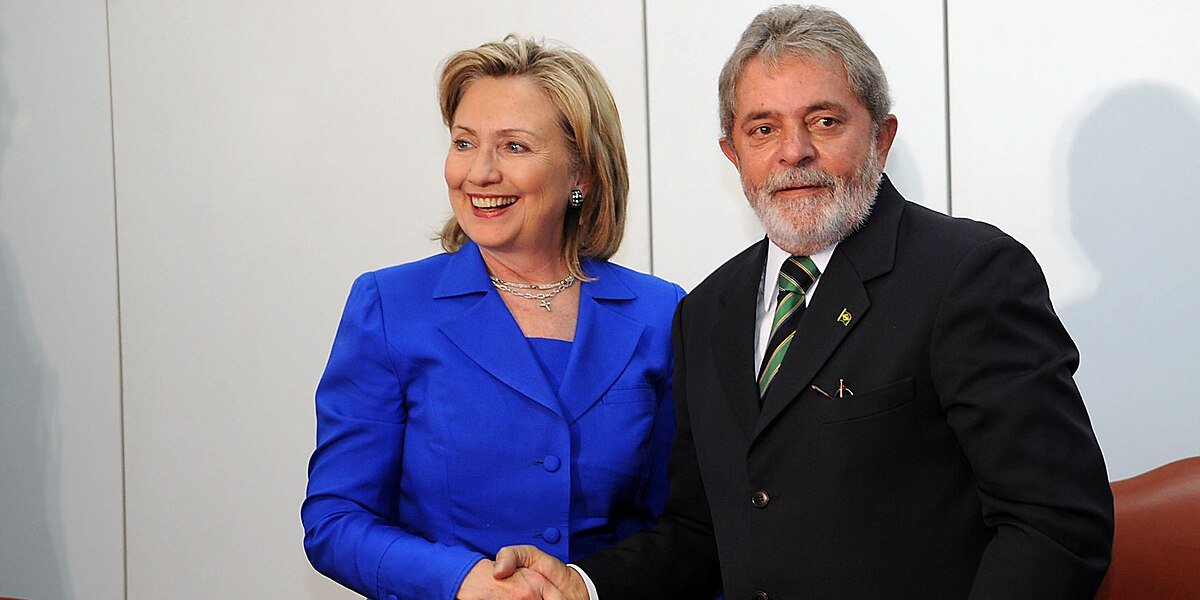 Hillary Clinton critica Trump por taxar Brasil: “Está defendendo amigo corrupto”
