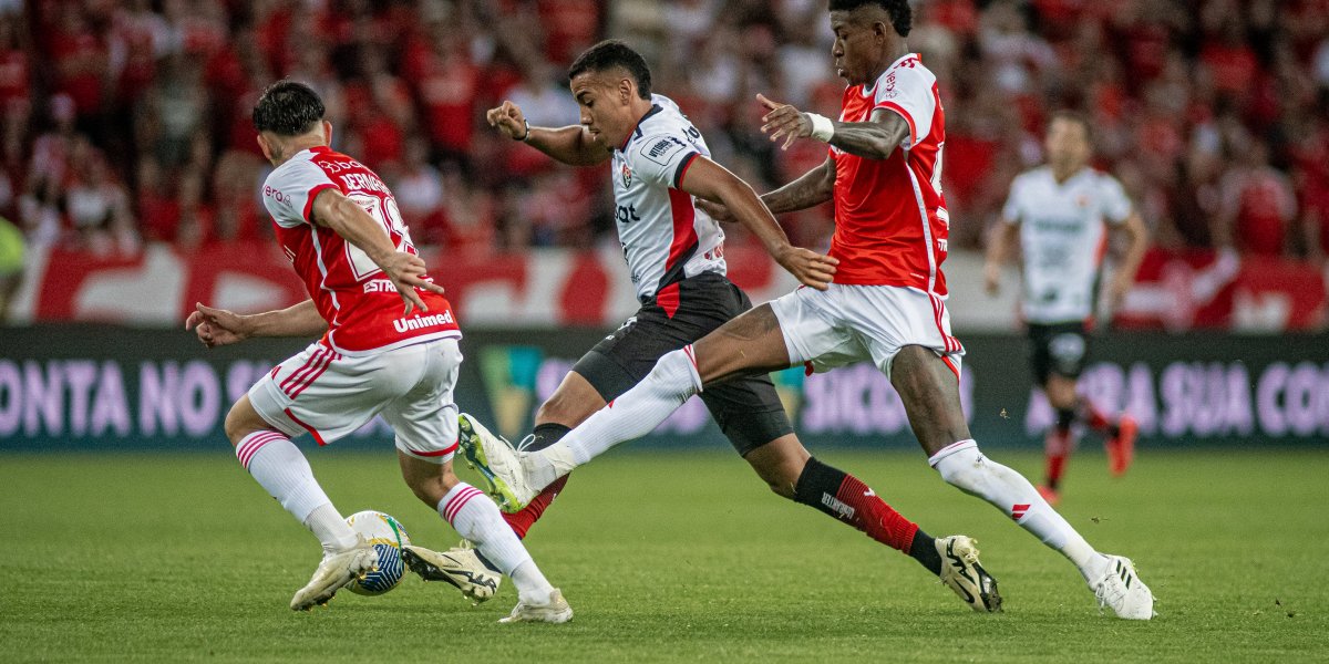Jogador do Vitória corre com a bola