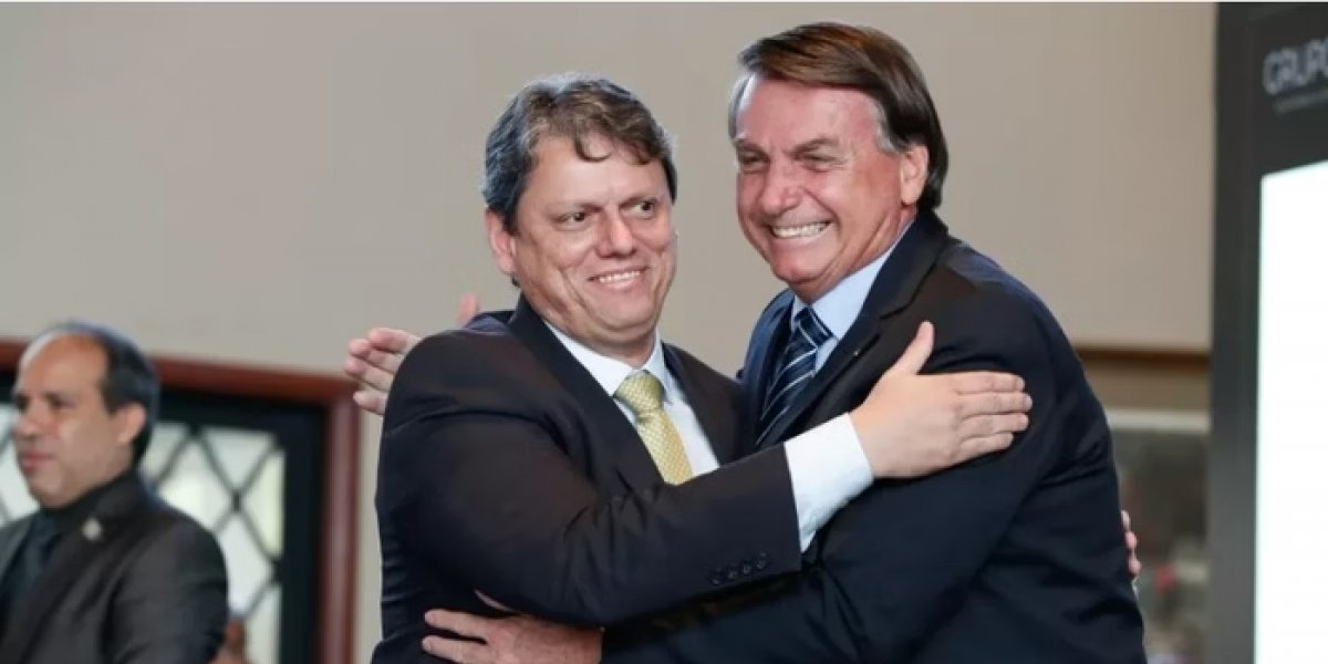 Tarcisio e Bolsonaro abraçados