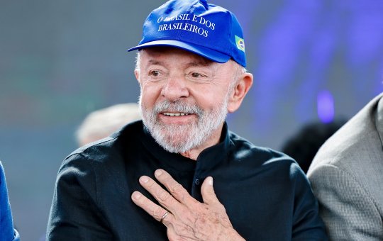 Em tom de ironia, Lula imita Eduardo Bolsonaro e afirma: 'Criar vergonha na cara'
