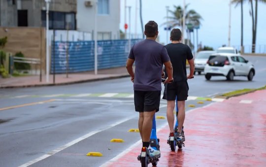 Prefeitura realiza primeira blitz educativa na Barra para o uso de patinetes elétricos