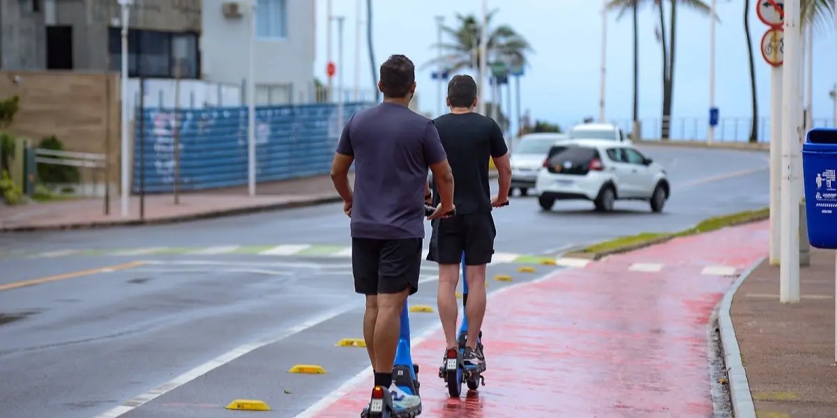 Cidadãos andando de patinete