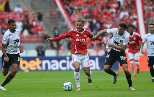 Com gol no fim, Vitória é derrotado pelo Internacional na estreia de Fábio Carille