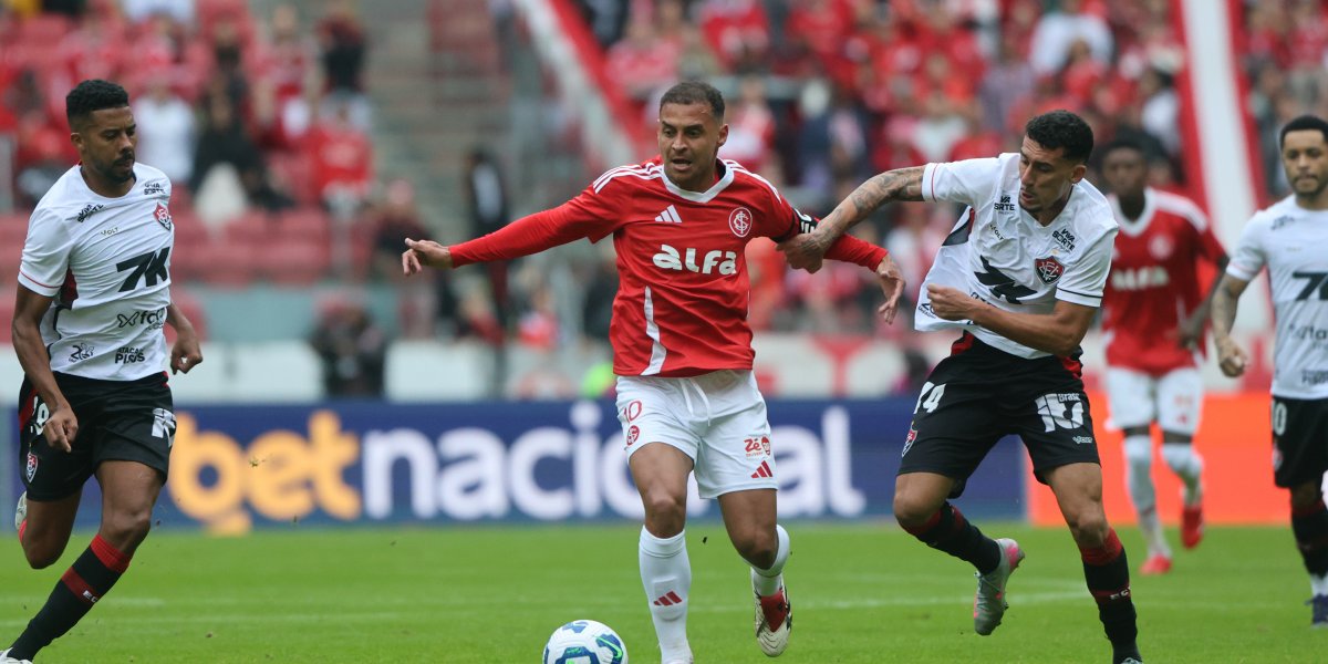 Alan Patrick (Internacional) sendo marcado por William Oliveira e Gabriel Baralhas