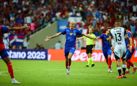 Em jogo dos "6 pontos", Bahia toma susto, mas vence com gol no último minuto