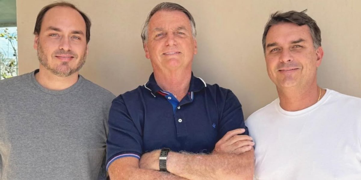 Bolsonaro ao lado de seus dois filhos