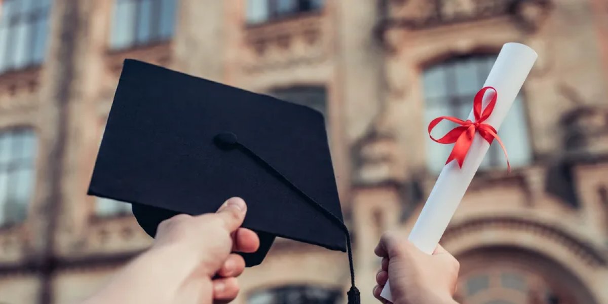Estudante com diploma e chapéu de formatura