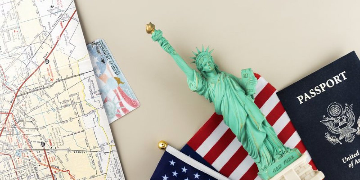 Imagem ilustrativa de visto americano e passaporte