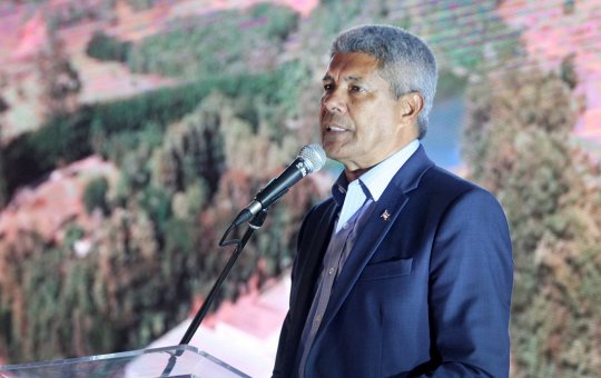 Governador Jerônimo discorda de atitude de Trump para resolver problemas: 'O mundo não precisa de um xerife'