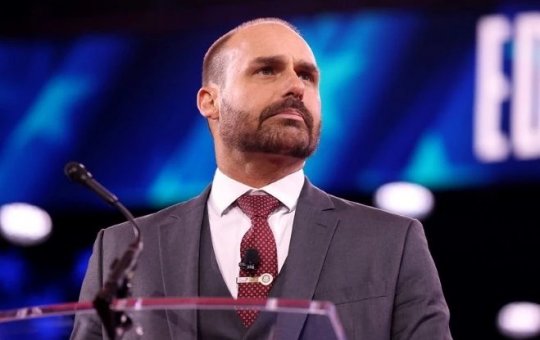 Fora do país, Eduardo Bolsonaro sinaliza que abrirá mão do mandato