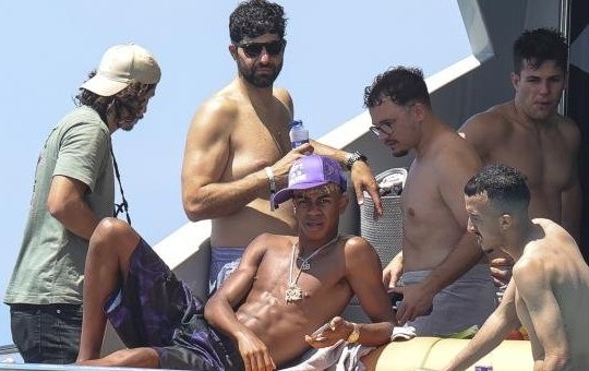 Estrela do Barcelona é denunciado por polêmica com anões 
