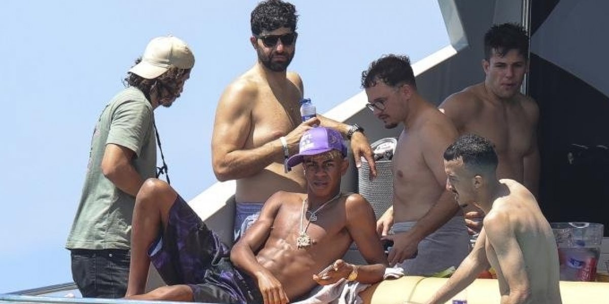 Yamal curtindo com amigos em Ibiza