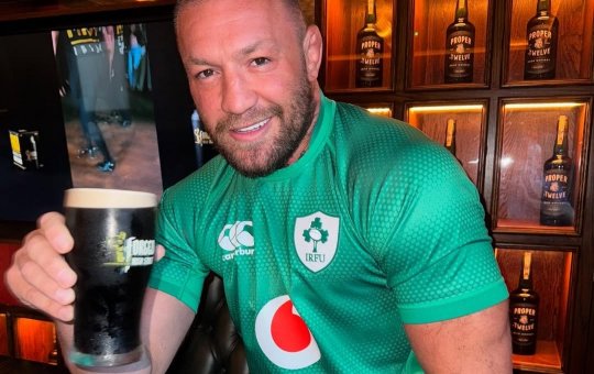 Cantora expõe nude de estrela de MMA e o acusa de assédio sexual e ameaça