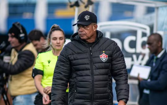 Vitória demite Laelson Lopes, treinador do sub-20, após eliminação no Baianão
