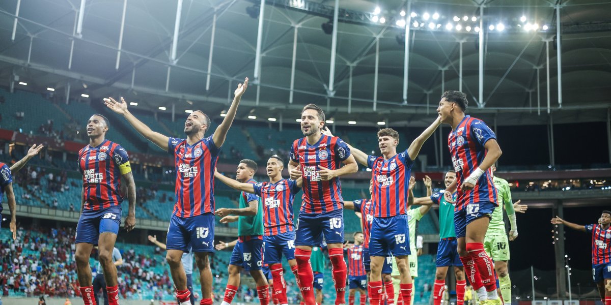 Time do Bahia comemora com sua torcida