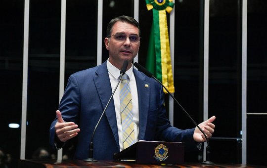 Senador Flávio Bolsonaro se pronuncia sobre pedido de condenação do pai