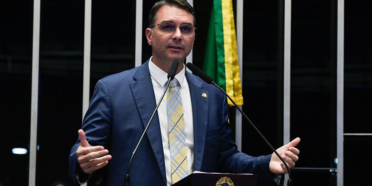 Senador Flávio Bolsonaro se pronuncia sobre pedido de condenação do pai