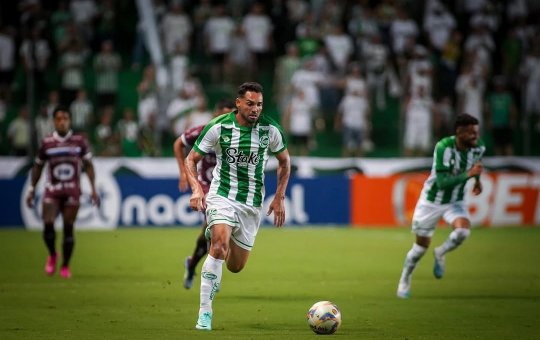 Ex-Bahia volta a brilhar com dois gols pelo Juventude e 'afunda' rival histórico de antigo clube