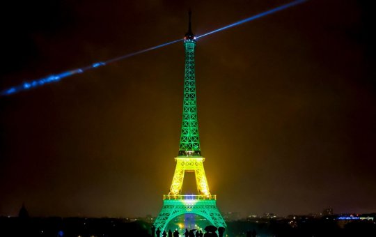 Torre Eiffel com as corres do Brasil