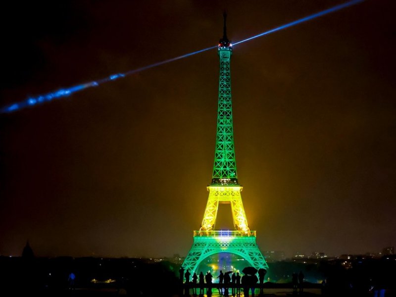 Torre Eiffel se ilumina de verde e amarelo em homenagem ao Brasil