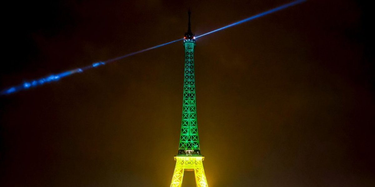 Torre Eiffel com as corres do Brasil