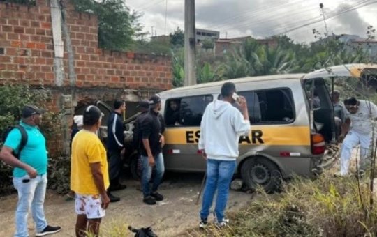 Motorista de van escolar morre após colidir contra muro em Jequié