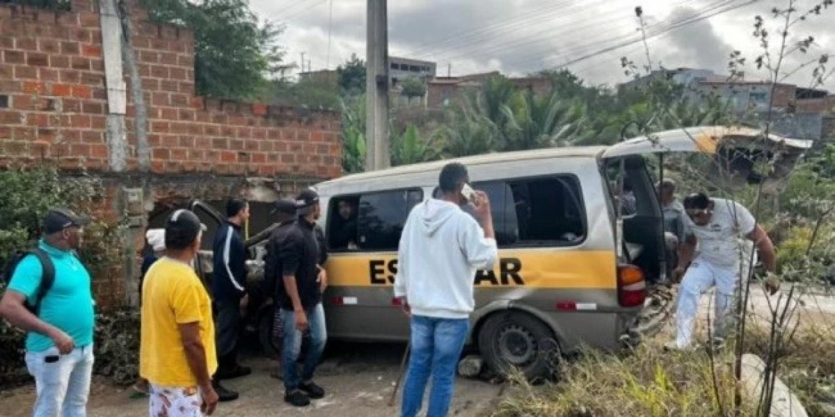 van escolar que colidiu