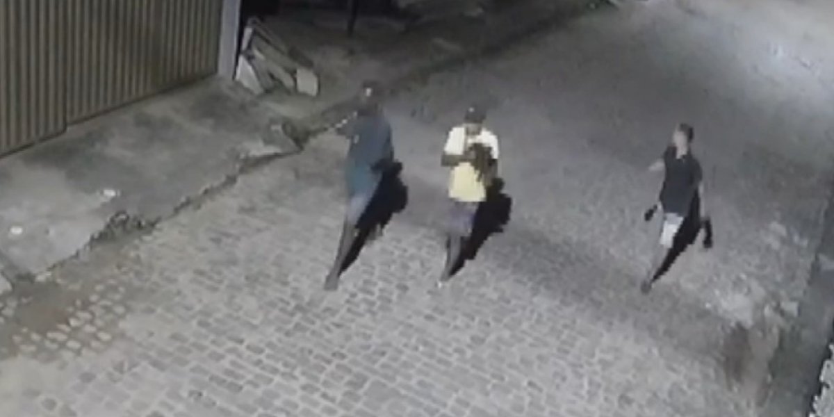 Homens armados andando por ruas de Camamu