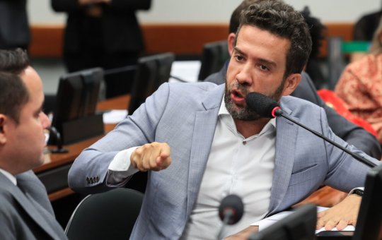 Janones tem mandato suspenso por 3 meses após insultos a Nikolas Ferreira na Câmara