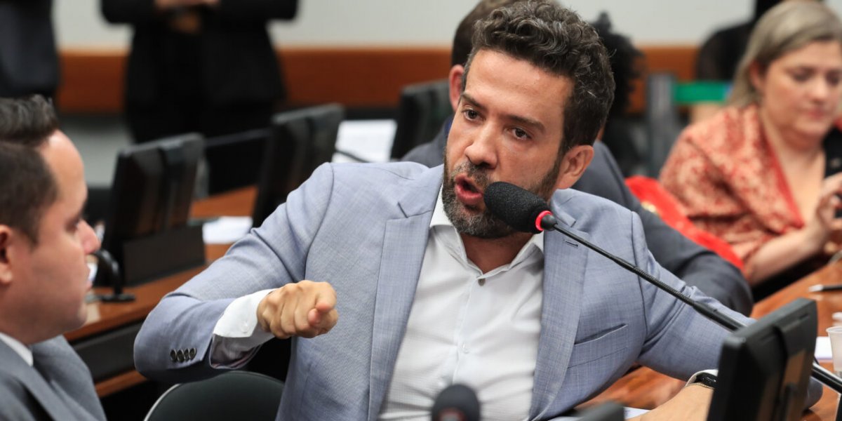 Janones tem mandato suspenso por 3 meses após insultos a Nikolas Ferreira na Câmara