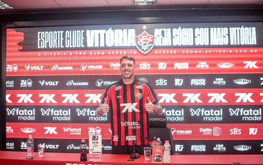 Faz o L; novo atacante do Vitória explica comemoração e projeta expectativas para a temporada