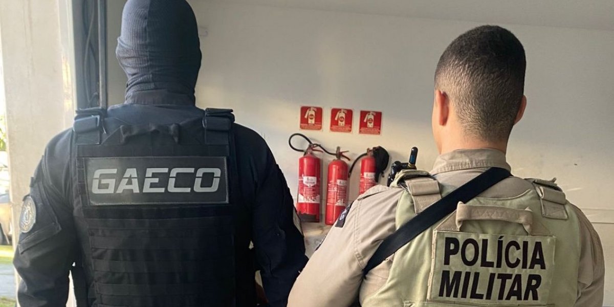 Agentes policiais durante operação