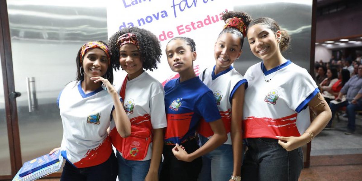 Alunas posando com o novo uniforme