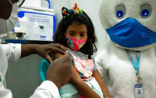 Brasil volta a figurar entre os 20 países com mais crianças não vacinadas, aponta OMS