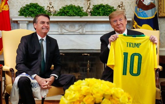 Bolsonaro presenteiando Trump com a camisa do Brasil
